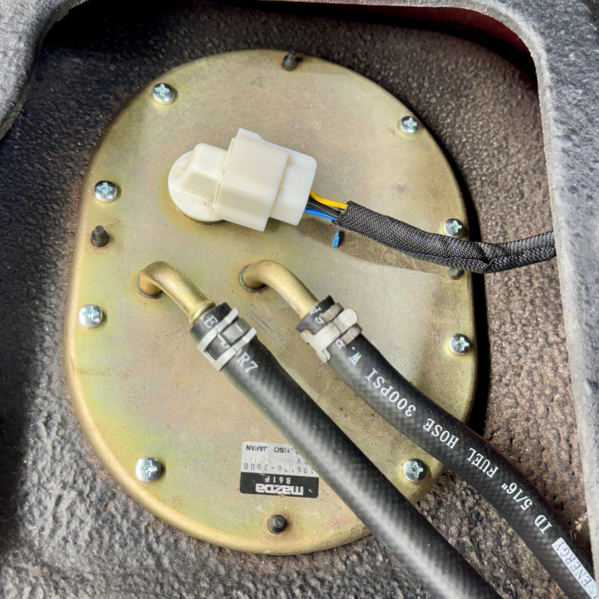 Zinc fuel pump and sending unit retaining screw kit for NA/NB Mazda Miata – hardware detail